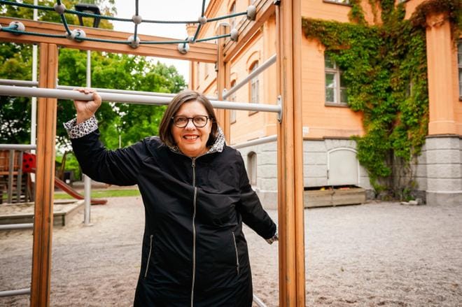 1970-luvulla lastentarhan opettajaksi valmistunut Marion Lepistö uskoo ja toivoo, että tämän päivän lapsista kasvaa toisistaan ja ympäristöstään vastuuta ottavia aikuisia. Taustalla näkyy Vaasan keskustan alueella sijaitseva Satamapuiston päiväkoti, joka oli Lepistön työpaikka 33 vuoden ajan ja, jossa hän itse aloitti päiväkotinsa kaksivuotiaana. Kuva: Samppa Toivonen