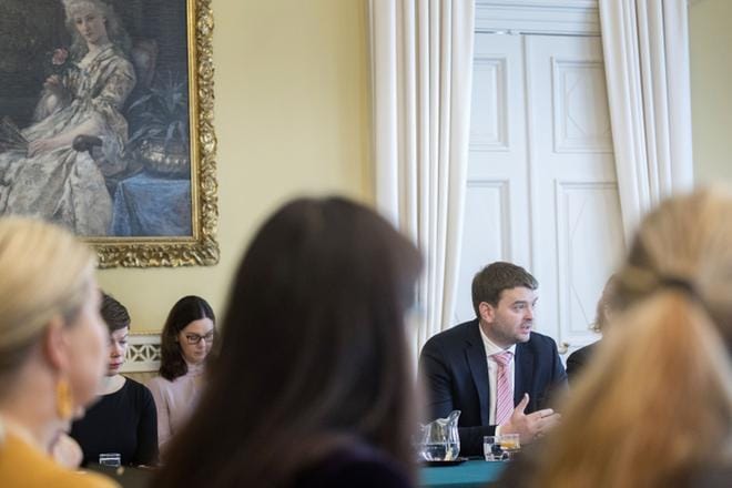 Islannin sosiaali- ja tasa-arvoministeri Ásmundur Einar Daðason vieraili Suomessa perhe- ja peruspalveluministeri Annika Saarikon kutsumana viime tiistaina. Hän esitteli Islannin palkkamallia ja perhevapaamallia.