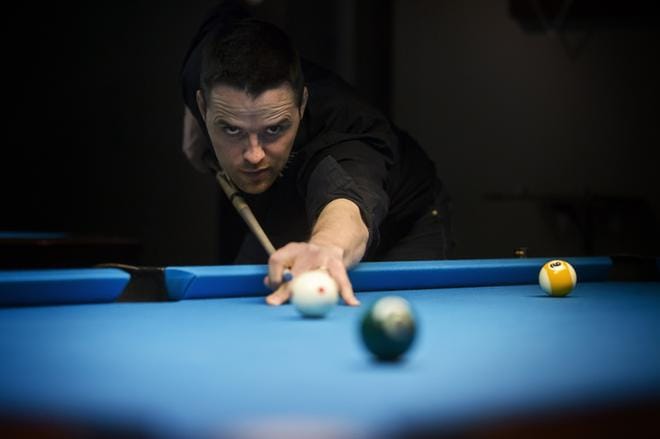 Nelinkertainen biljardin Suomen mestari ja The Clubin omistajiin kuuluva Stefan Sellberg kertoo, että etenkin viime aikoina biljardi on kasvattanut suosiotaan Vaasassa. Kuva: Jarno Pellinen