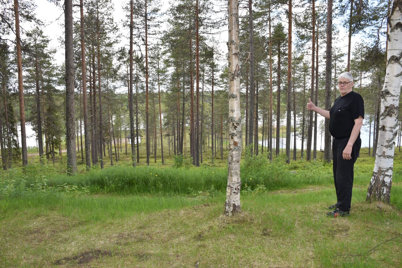 – Kiitokset kunnalle hienosta hankkeesta, hyvä homma, että pusikot saadaan pois ja järvimaisemat esiin, Eero Tuomivaara peukuttaa ja näyttää raivattua maisemaa Posionjärven Koivulahden uimarannalle.