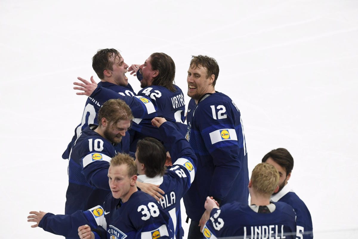 Suomalaiskannattajien huutomyrskyssä 4–3-voittoon päättyneen MM-finaalin ratkaisun laukoi jatkoerässä ylivoimalla Sakari Manninen. LEHTIKUVA / Jussi Nukari