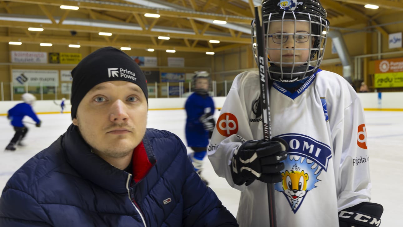 Matias Rintaniemi innostui jääkiekosta käytyään kiekkokoulun kaveripäivillä vuodenvaihteen alla. Isä Antti Rintaniemi alkoi huoltohommiin mielellään.