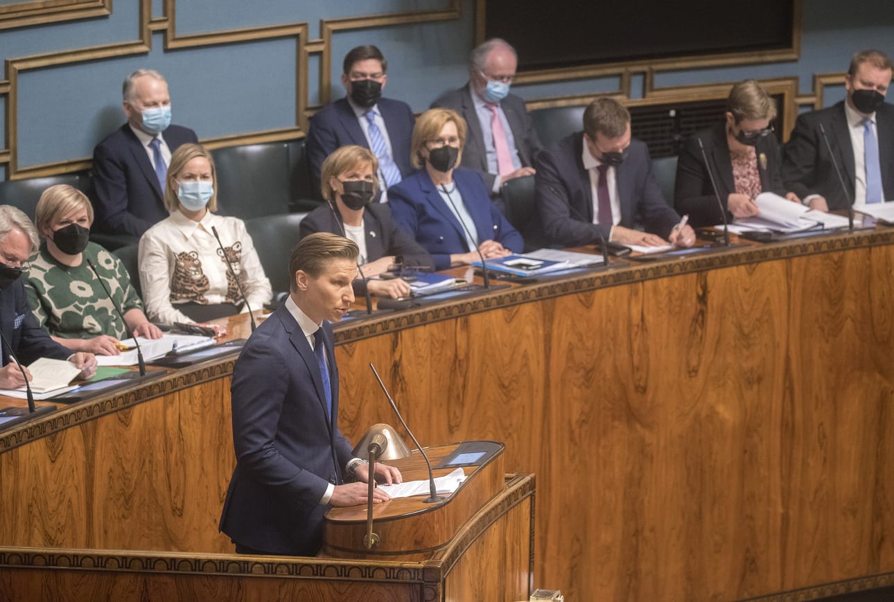 Eduskunta pääsi keskiviikkona aloittamaan puhumisen Nato-jäsenyydestä. Kokoomuksen Antti Häkkänen muistutti puolueensa olleen Nato-jäsenyyden kannalla pitkään. Kokoomus lukitsi kantansa vuonna 2006.