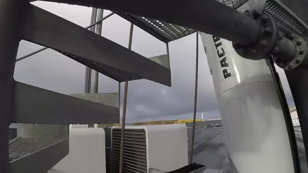 HOOLI Stevedoring Oy:n satamanosturi