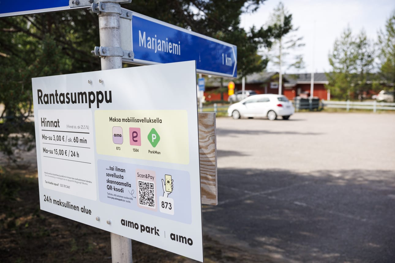 Marjaniemeen saapuvia autoilijoita ohjataan Sumpun alueen maksulliseksi muutetulle pysäköintialueelle.