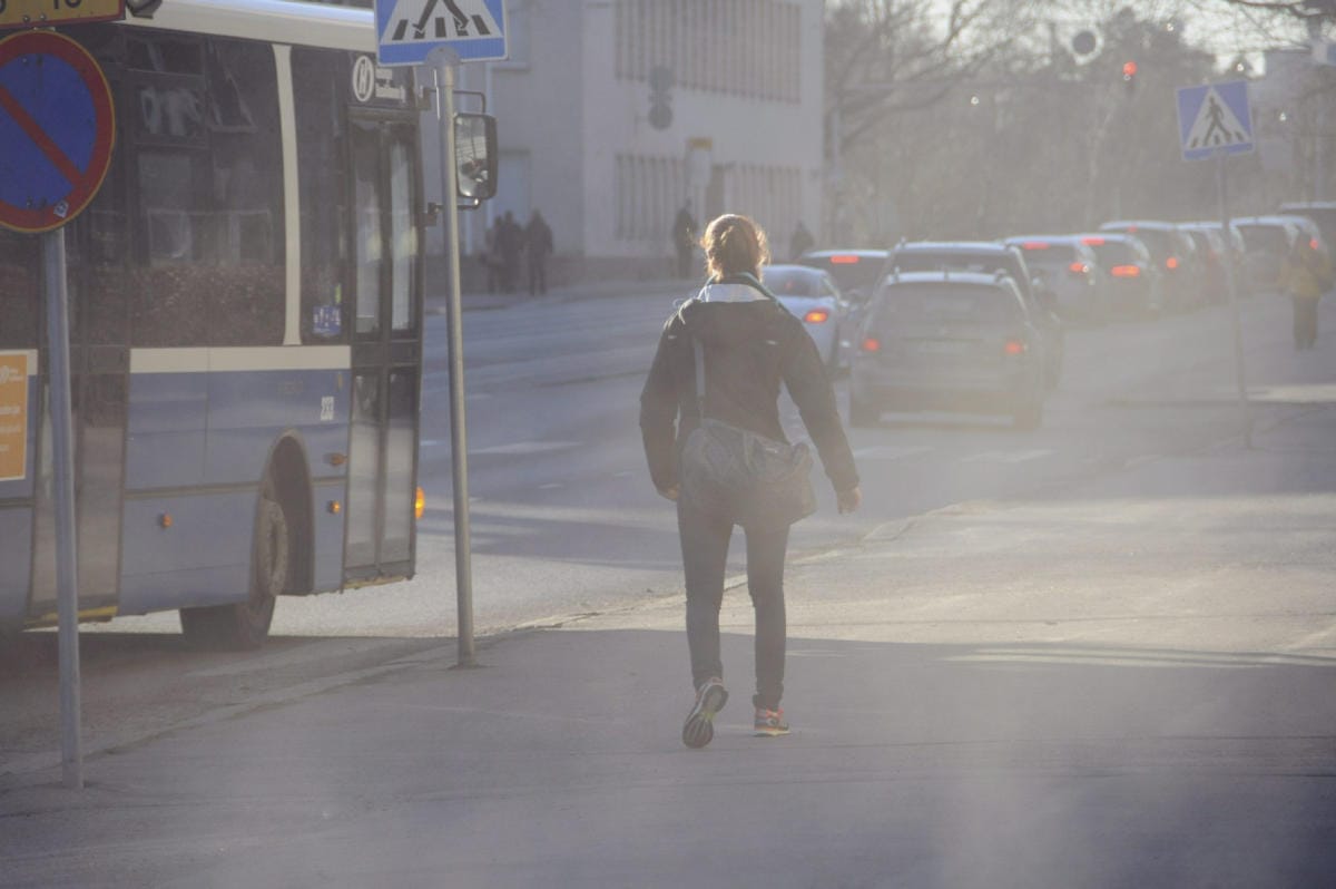 Kuivat tiet ja niistä nouseva pöly heikentävät ilmanlaatua tällä hetkellä Suomessa eniten. Kuva vuodelta 2015. LEHTIKUVA / TEEMU SALONEN