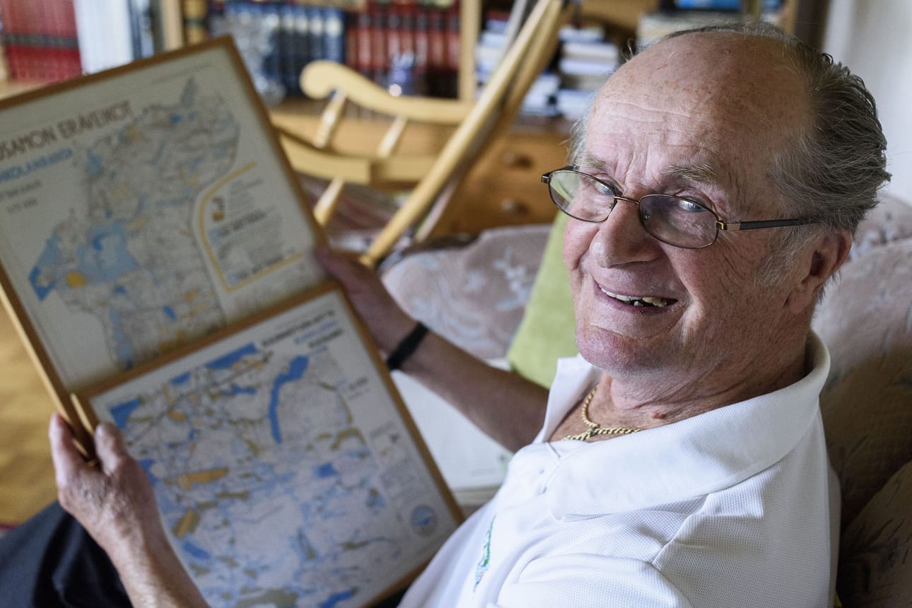 – Kyllähän sitä aika monta ketunlenkkiä on tullut juostua, Väinö Ronkainen kertoo katsoessaan piirtämiään Kuusamon Erä-Veikkojen 70-luvun suunnistuskarttoja. Sittemmin Ronkainen on käynyt tarkistamassa korkeuskäyriä tasaisin väliajoin suunnistusharrastuksen parissa.