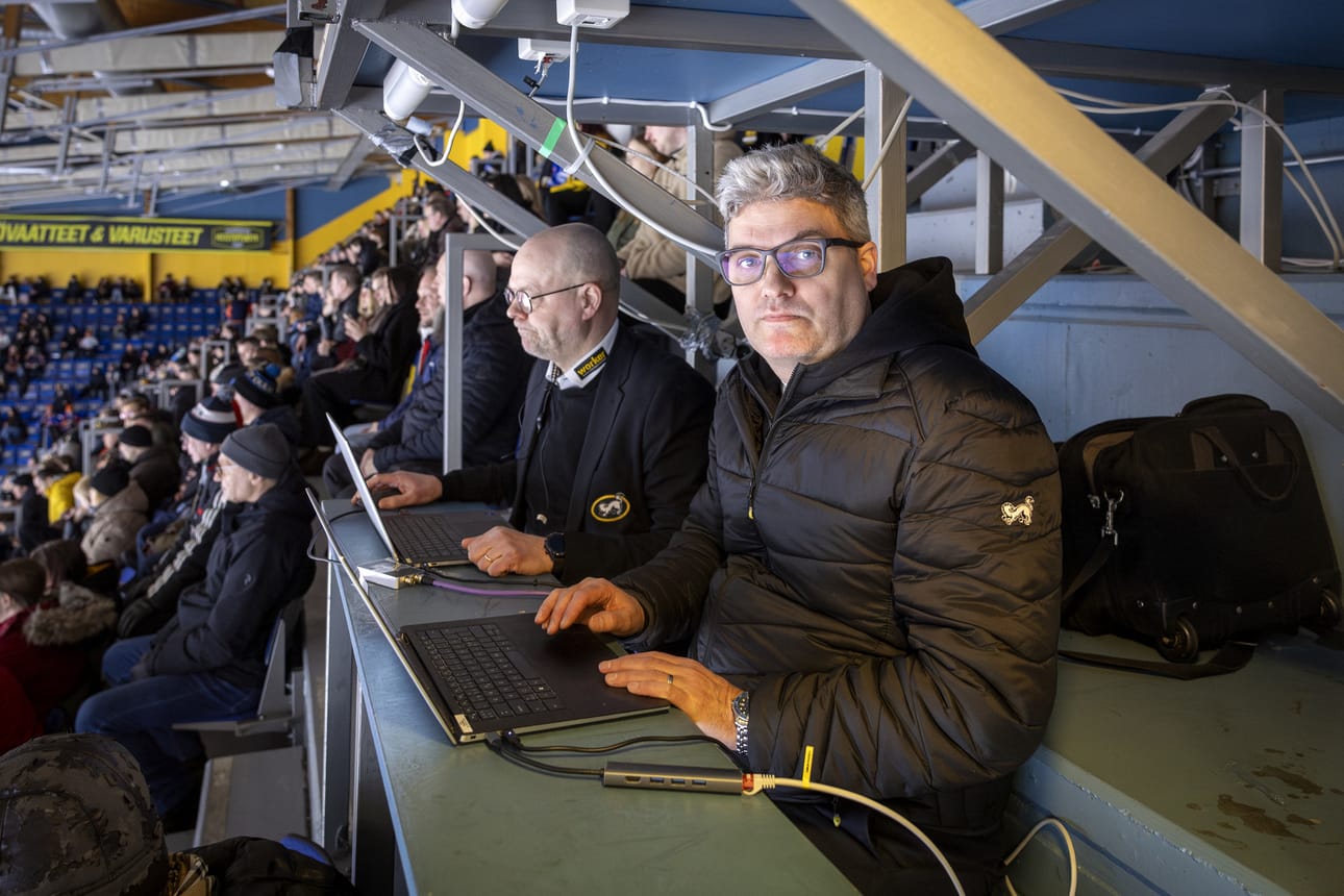 Kärppien urheilujohtaja Kimmo Kapanen yrittää auttaa pohjamudissa rypevää joukkuetta kaikin tavoin.