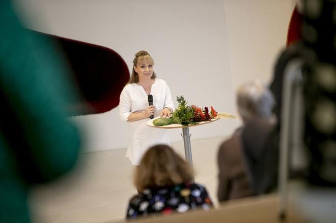 Seinäjoen pääkirjastossa sunnuntaina kukitettu Elina Jokinen kirjoittaa jyväskyläläiselle Tuuma-kustantamolle. – Oman tekstin tarjoaminen kustannettavaksi oli minulle hirvittävän vaikeaa valtavan itsekritiikin vuoksi. Painetta ei helpottanut koulutustaustani eikä se, että tiesin osaavani kirjoittaa, kirjallisuuden tohtorina Jyväskylässä työskentelevä Jokinen sanoo. KUVAT: JAAKKO ELENIUS