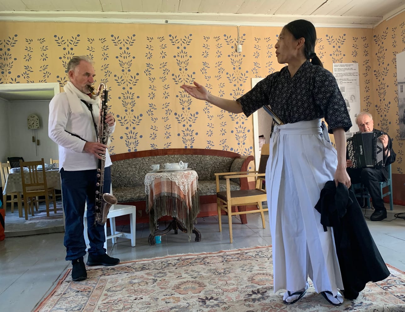 Kansainvälisten muusikoiden ja taiteilijoiden ryhmä Rapid Art Force seilaa koko Pyhäjoen sen alkulähteiltä Pyhäjärveltä aina merelle asti ja rantautuu joenvarsien kyliin esiintymään matkan varrella.