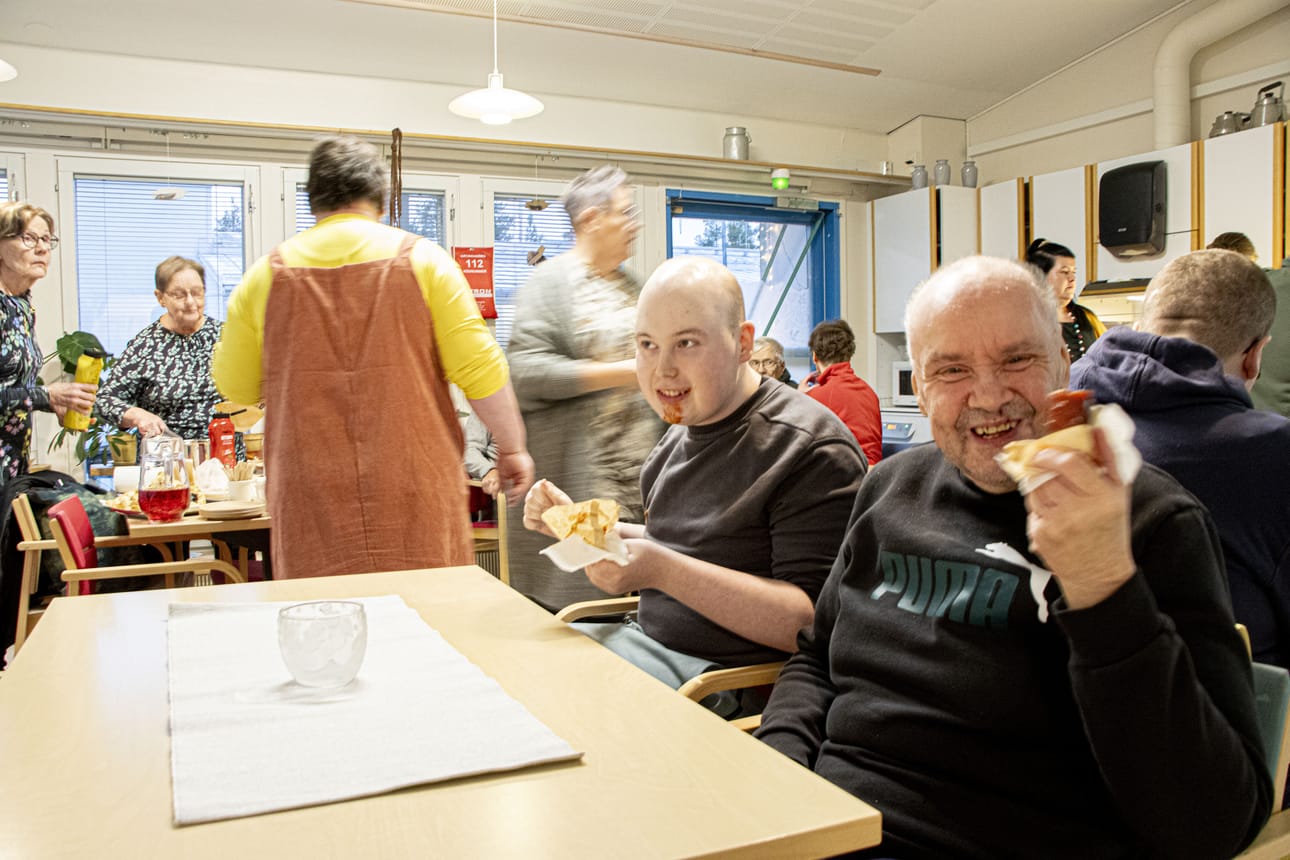 Jesse Juntunen ja Raimo Anttila nauttivat Ruukin Invalidien grillaamista makkaroita.