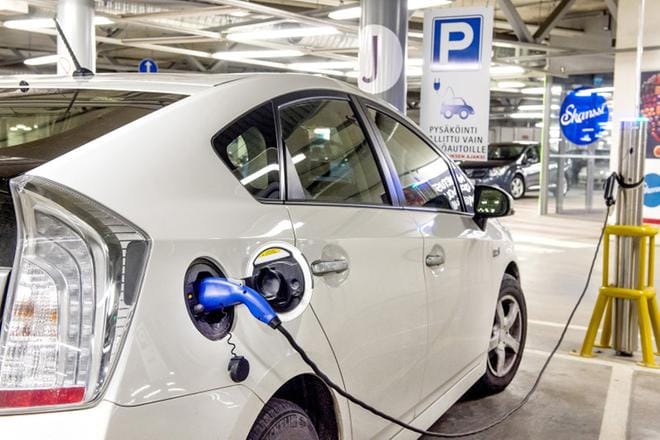 Muun muassa sähköautot kasvattavat akkujen tarvetta tulevaisuudessa. KUVA: Riitta Salmi/Arkisto