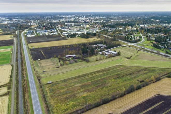 Joupin pellolle, Citymarketin länsipuolelle, kantatien ja Suupohjantien väliselle alueelle, nousee jättimäinen kauppakeskus. KUVA: KARI LÖFHJELM