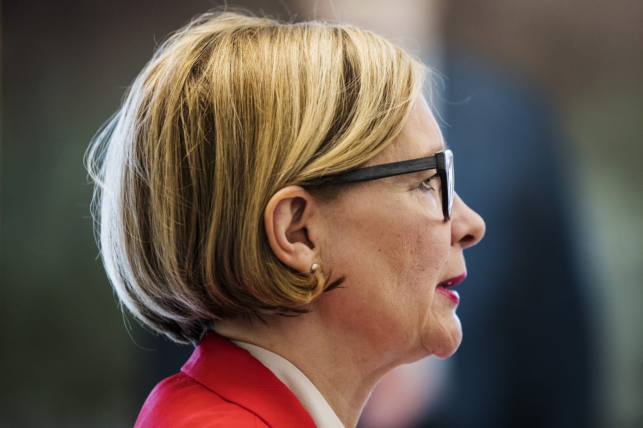 Puhemies Paula Risikon mukaan kansanedustajien sopeutumiseläkkeet ovat sotineet kansan oikeustajua vastaan.