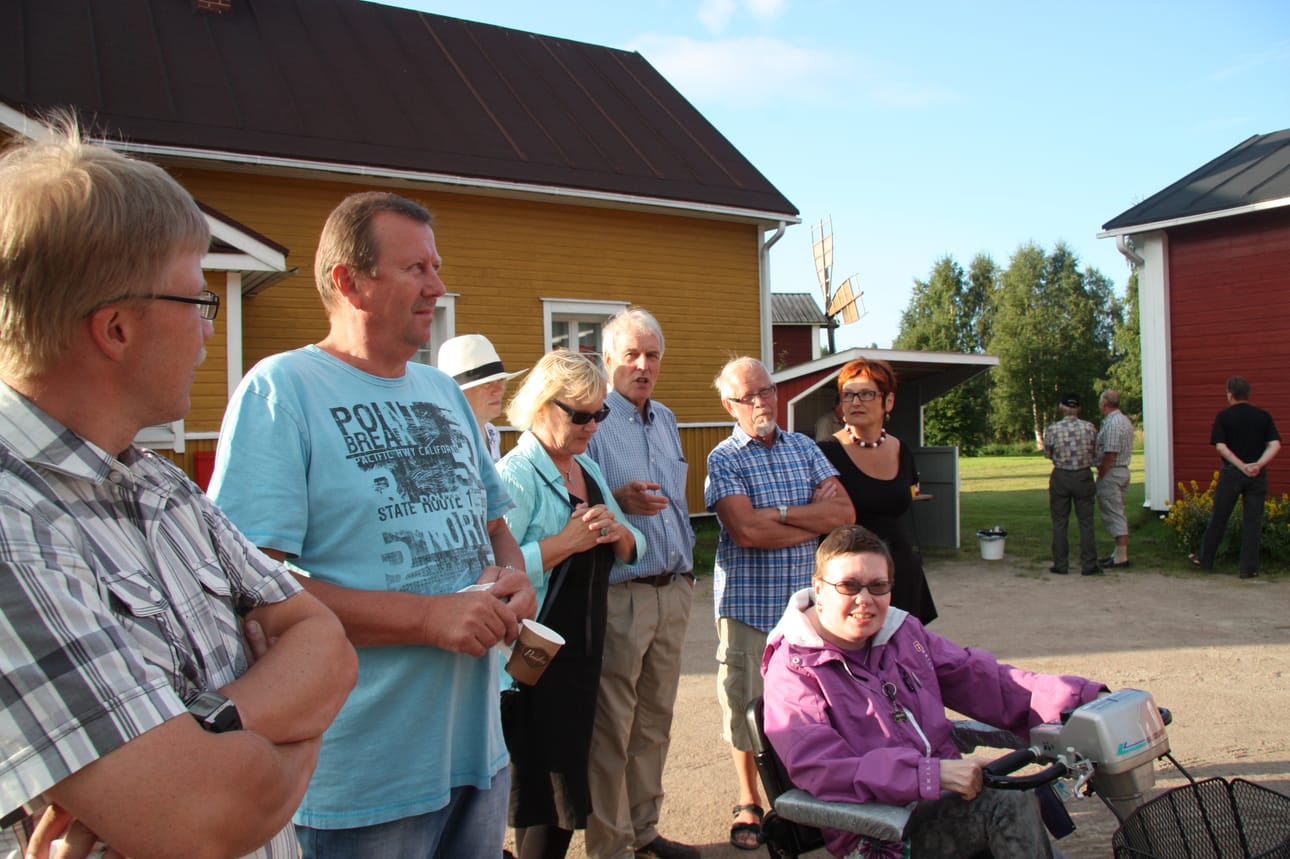 Martti Strömmer (kolmas oikealta) kertoi lapsuus- ja nuoruusmuistojaan Vihannista. Kuva Vesihelmijuhlasta vuodelta 2011.