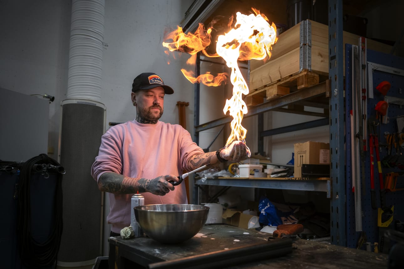 Vaasan kaupunginteatterin näyttämömestari Ilkka Stolt hallitsee myös pyrotekniikan. Hän sytytti oman paljaan kätensä palamaan. Jutussa olevassa videossa näkyy, mitä tapahtui, kun toimittaja testasi samaa.