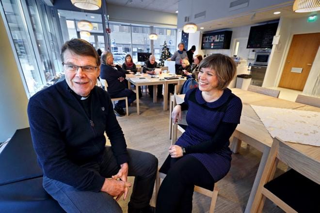 Seinäjoen seurakunnan kirkkoherra Jukka Salo ja diakoni Johanna Piuhola muistuttavat, että kirkollisvero mahdollistaa muun muassa seurakunnan tärkeän lapsi-, nuoriso- ja diakoniatyön. Seinäjoen seurakunnan Ystävän tupa on toiminut yli 20 vuotta. Nykyään se sijaitsee Café Kismuksessa Kalevankadulla. Se on kaikenikäisten kohtaamispaikka ja lisäksi siellä kokoontuvat esimerkiksi perhekerho ja rippikoulut. Siellä järjestetään myös hävikkiruokabrunsseja. KUVA: KARI LÖFHJELM