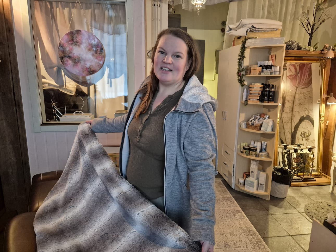 Tällä hetkellä Terhi Mäkelä palvelee asiakkaitaan maanantaisin Luonnonsykli-yrityksessään.
