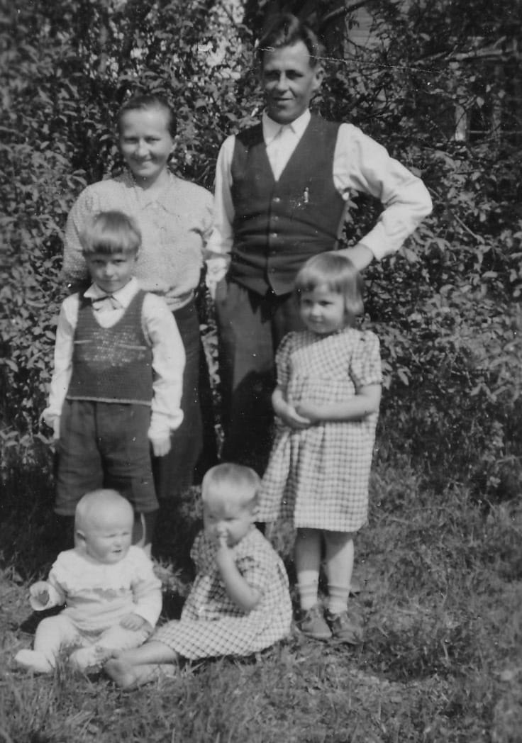 Toivo ja Betty Leinosen perhe, kuvattuna Sipolankylän Ojalan/Sippolan tilalla vuonna 1945. Kuvassa lapset Seppo, Leena, Alpo ja sormi suussa Hilkka.