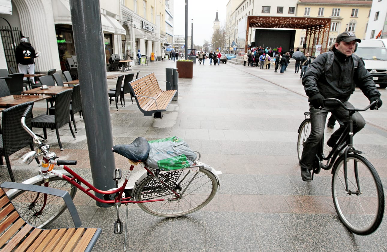 Rotuaarin aukiolle ei saa enää parkkeerata pyöriä. Muualla Rotuaarilla pyörien säilyttäminen sallitaan.