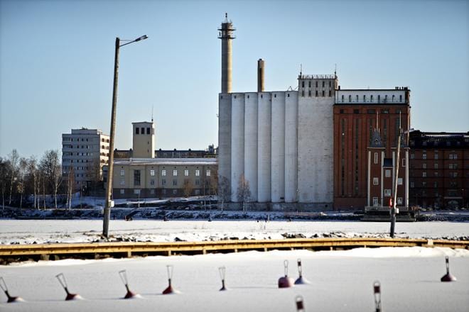 Vaasan kaupungin lausunnossa muistutetaan, että siilojen umpinainen julkisivu katoaisi asuntorakentamisessa. KUVA: TOMI KOSONEN