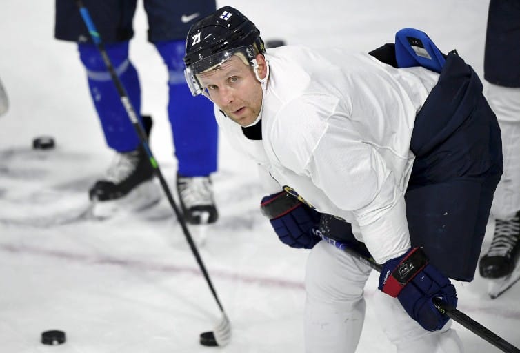 Vaasan Sportissakin juniorivuosinaan pelannut Leo Komarov on Leijonien varakapteeni Pekingissä.