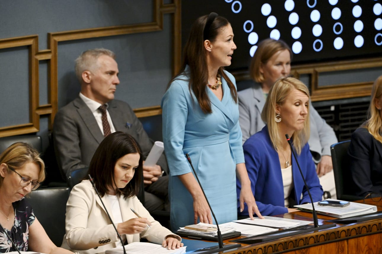 Liikenne- ja viestintäministeri Lulu Ranne painotti eduskunnan suullisella kyselytunnilla hallituksen olevan autoilijoiden asialla. LEHTIKUVA / MIKKO STIG