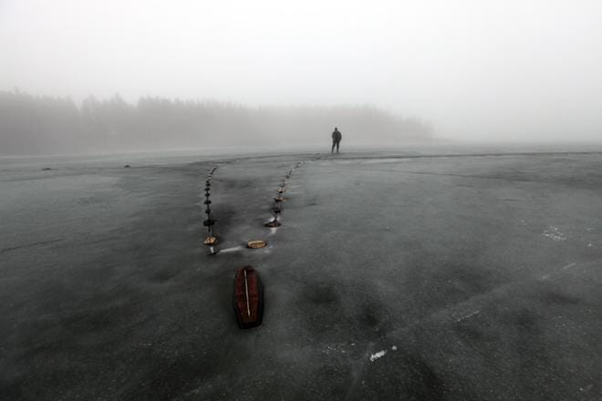 Heimo Laine kalastaa talvisin myös verkoilla. Häntä ei ota päähän, vaikka kalaa ei aina tulisikaan. Pääasia on lähteä ulos kelkkailemaan raittiiseen ulkoilmaan. Kuva: Kirre Koivunen