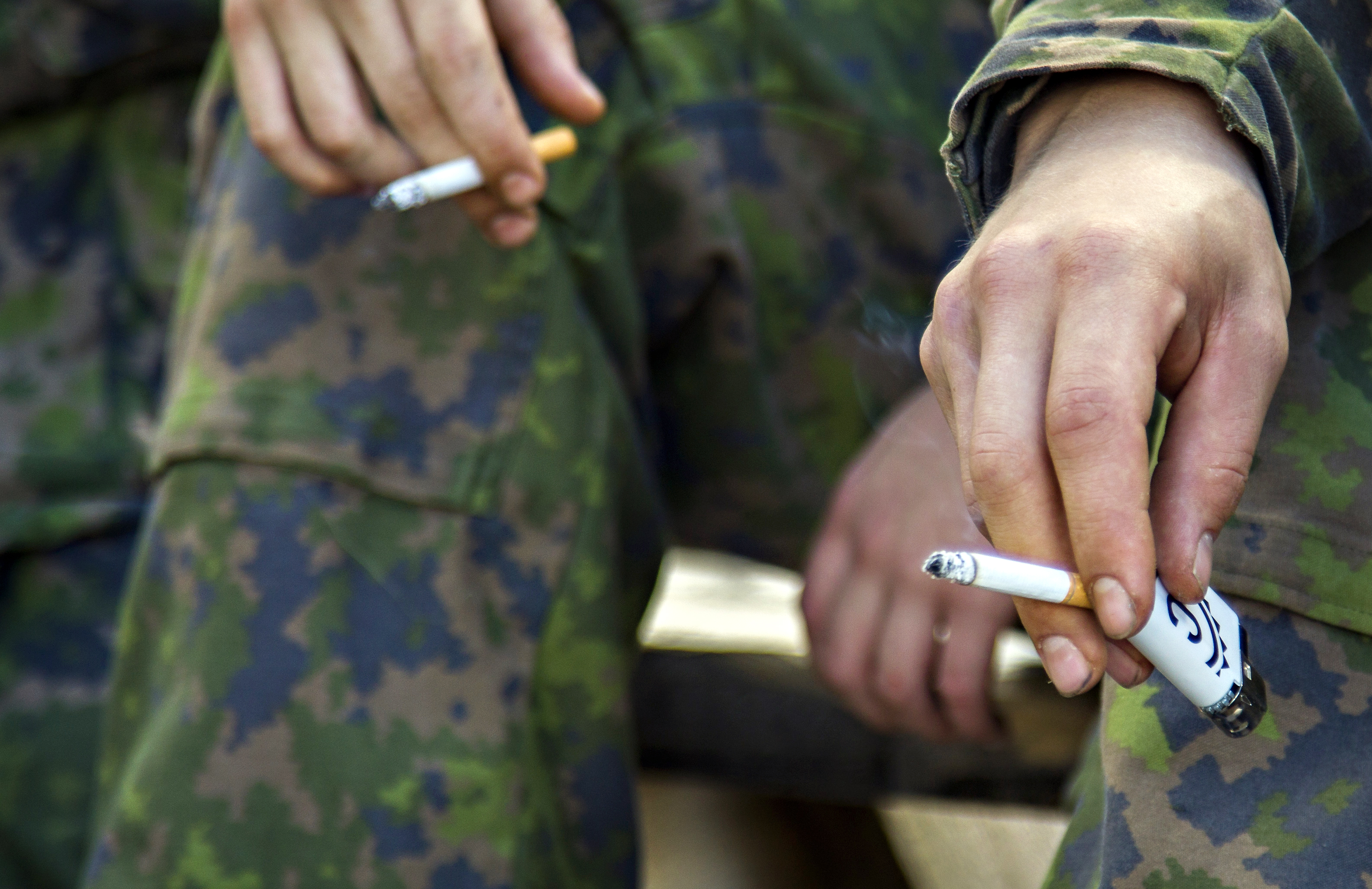 Varusmiehet tupakalla Kainuun prikaatissa. Arkistokuva.