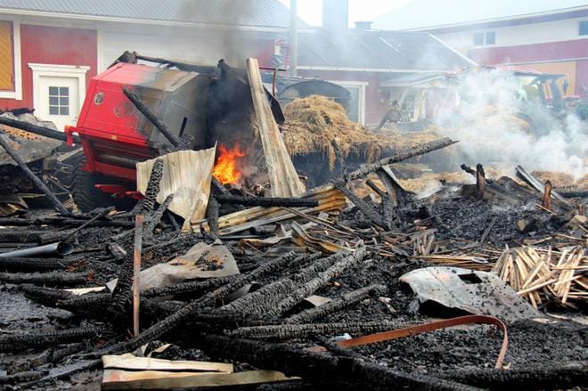Varastorakennus syttyi palamaan Kauhavalla torstain vastaisena yönä. KUVA: MIA KÄRKKÄINEN