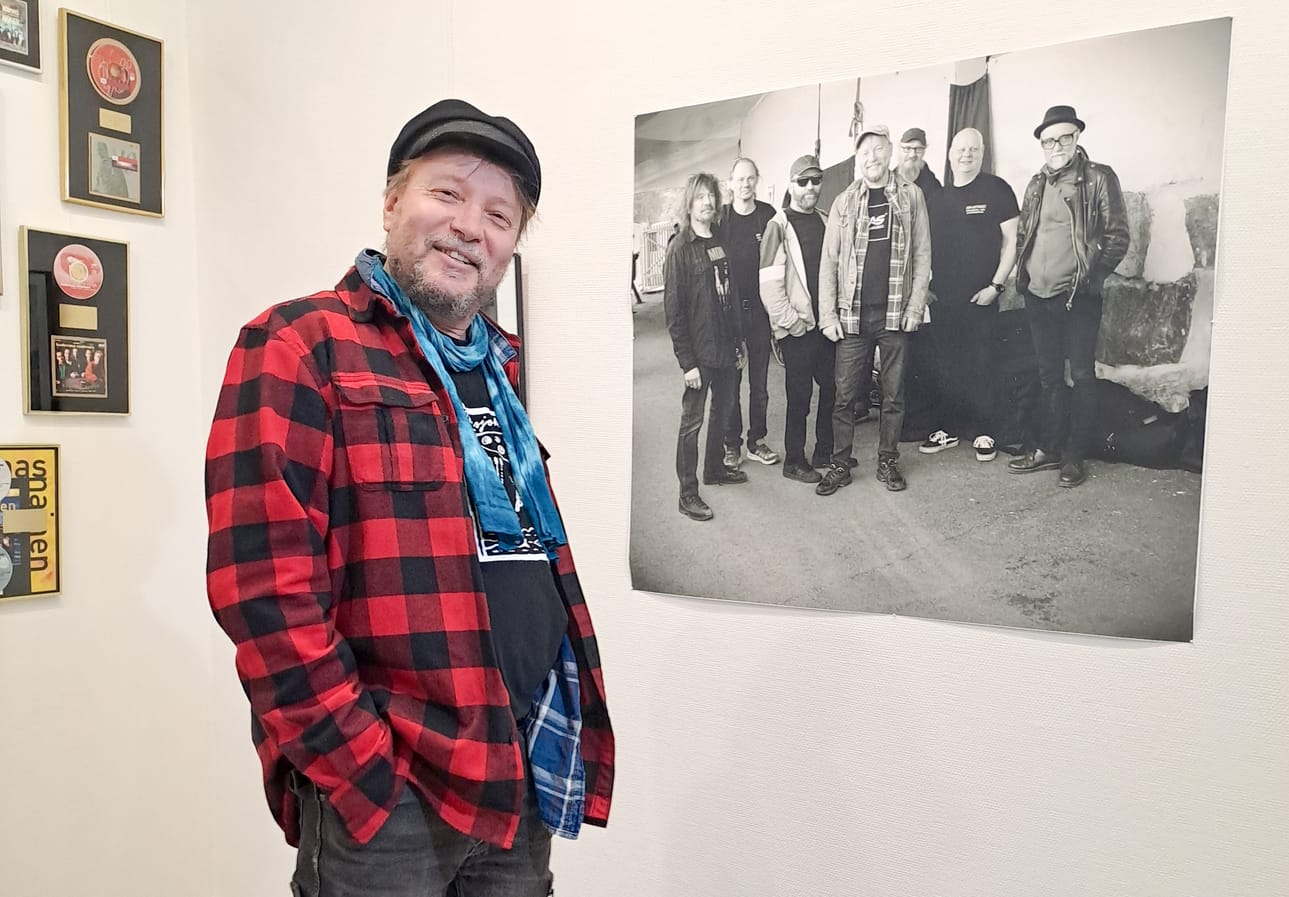 Pauli Hanhiniemi löysi Harrista myös Jari Eklundin viime kesänä Kaustisella ottaman kuvan, missä hän on Perunateatterin soittajien ja teknikkojen kanssa.
