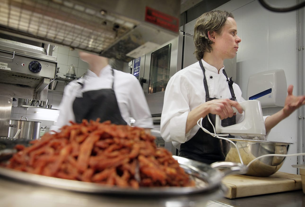 Ravintola Hugon ravintoloitsijan Tommi Tuhkasen mukaan hyvän ruoan ei tarvitse olla monimutkaista. Riittää, kun se on tehty tuoreista paikallisista raaka-aineista käsityönä ja tunteella.