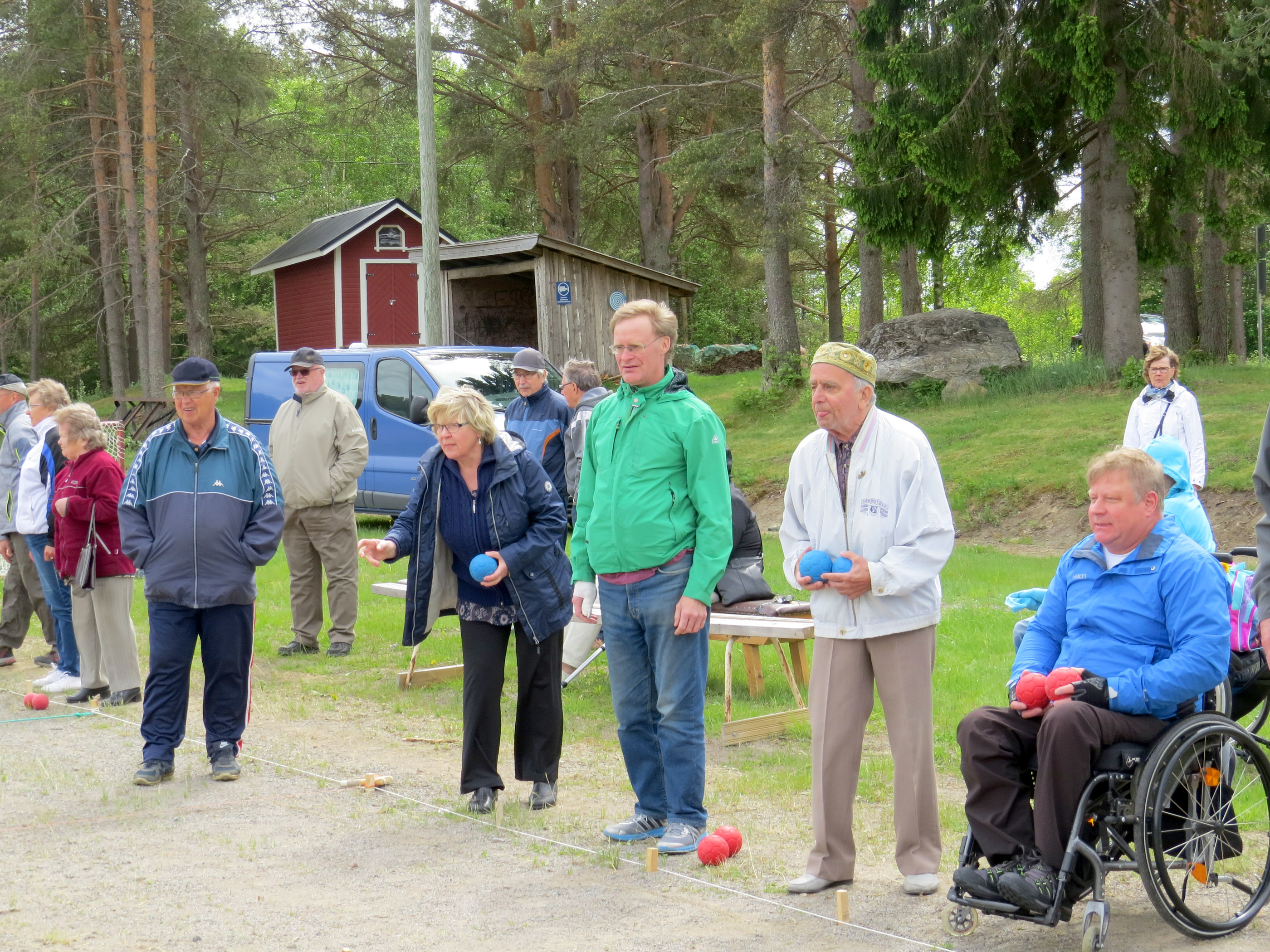 Joukkueet heittivät urheilukentällä vallinneesta tuulesta huolimatta hyviä tuloksia kautta linjan. Kuva Pentti Syrjäpalo