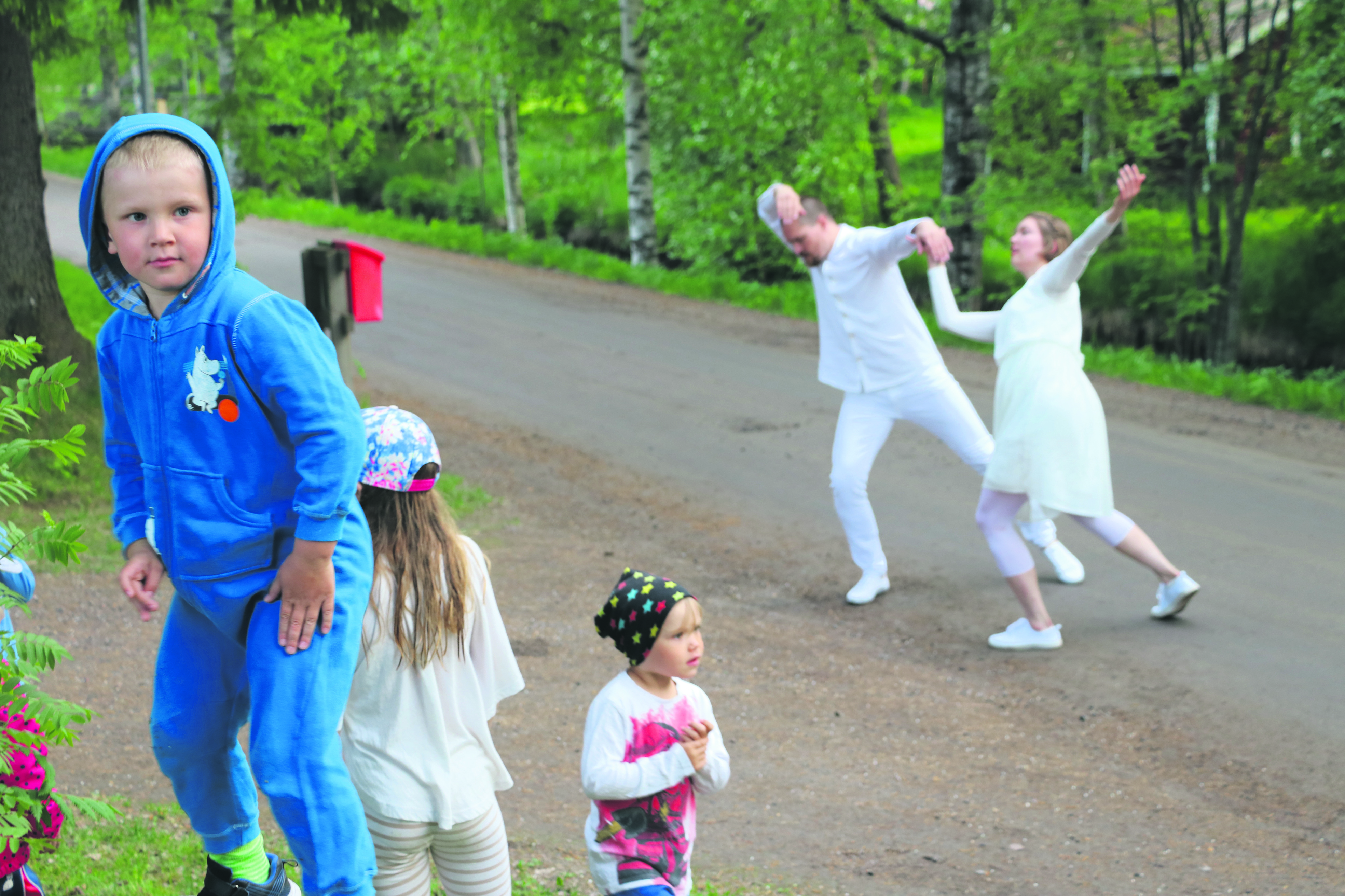 Tanssijan Jaakko Lehmus ja Henna Hanhineva johdattelivat yleisön aikamatkalle. Mukana oli myös nuorta yleisöä.