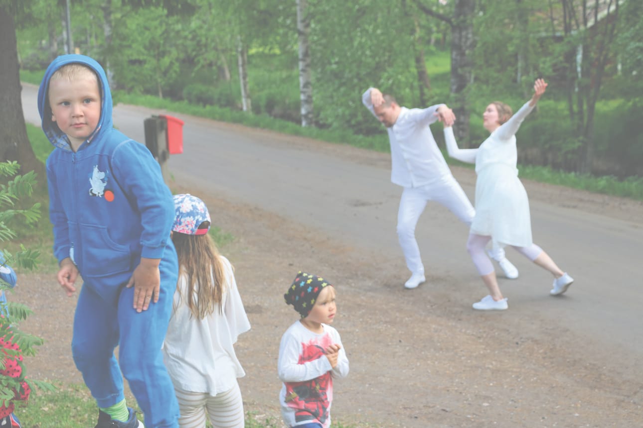 Tanssijan Jaakko Lehmus ja Henna Hanhineva johdattelivat yleisön aikamatkalle. Mukana oli myös nuorta yleisöä.