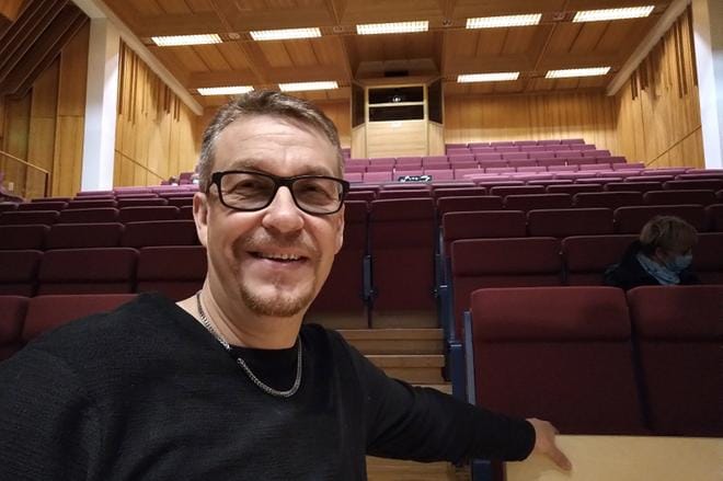 Kari Korhonen laittoi nuoret kuulijat pohtimaan Alajärven yläkoulussa muun muassa sitä, miksi päihteiden kokeilu aloitetaan. KUVA: MIIANELLA HERRALA