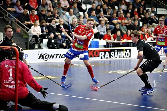 SPV:n Jari Hankkio laukoi pallon kolme kertaa Kooveen verkkoon ja varmisti salibandyliigan maalikuninkuuden. KUVAT: TOMI KOSONEN