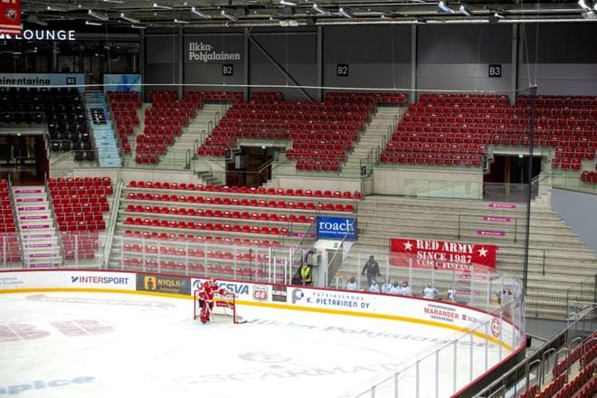 Harvat ovat päässeet todistamaan omin silmin Niko Hovisen mainioita otteita Sportin maalilla. KUVA: KALLE LYDMAN / LEHTIKUVA
