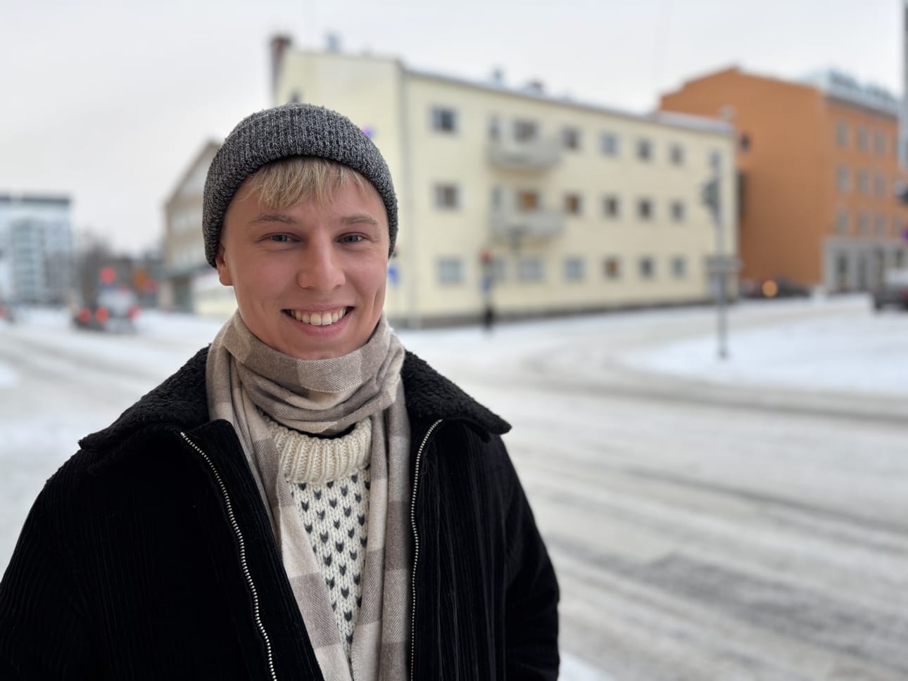 – Alkuvuosi on usein hiljaista aikaa keikkarintamalla, mutta tänä vuonna meidän "hiljaiseen aikaamme "kuuluu UMK-kiireitä, Iskelmä Gaalaa ja Emma-Gaalaa, sanoo Komiat-solisti Aleksi Yli-Sissala.