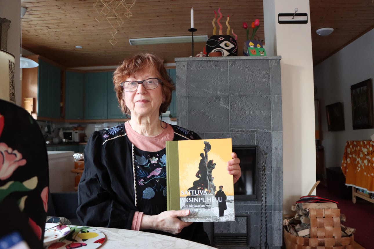 Marianne Koskimies-Envall ajatteli alunperin kirjoittavansa sukukronikan isoisänsä Eero Kivikatajan päiväkirjojen pohjalta. Lopputulos oli jotain muuta.