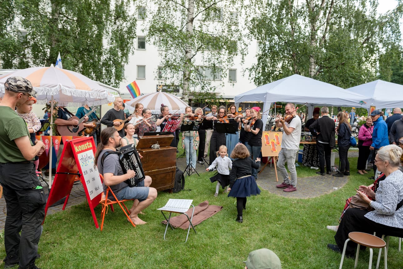Kesäillan kattauksessa on myös ohjelmaa, kuten keikkoja. Orivesi All Stars viihdytti kävijöitä viime elokuussa.