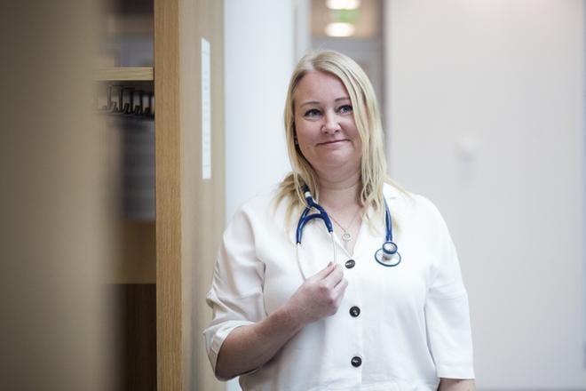 Piritta Hyyppä sovittelee kaulaansa stetoskooppia, jonka hän sai keskiviikkona Vamkista valmistumisensa kunniaksi. KUVAT: JARNO PELLINEN