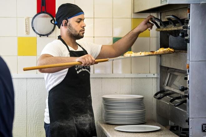 Bashar paistaa pizzaa pietarsaarelaisessa Arabia Center -ravintolassa. KUVA: CLAS-OLAV SLOTTE