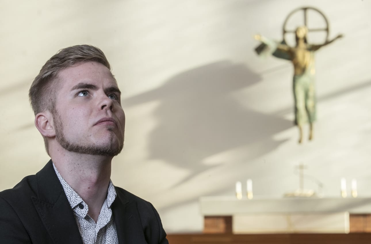 Uuskarismaattisen Uskon sanan perustaja Patrick Tiainen erosi liikkeen johdosta ja opiskelee nyt hätäkeskuspäivystäjäksi.
