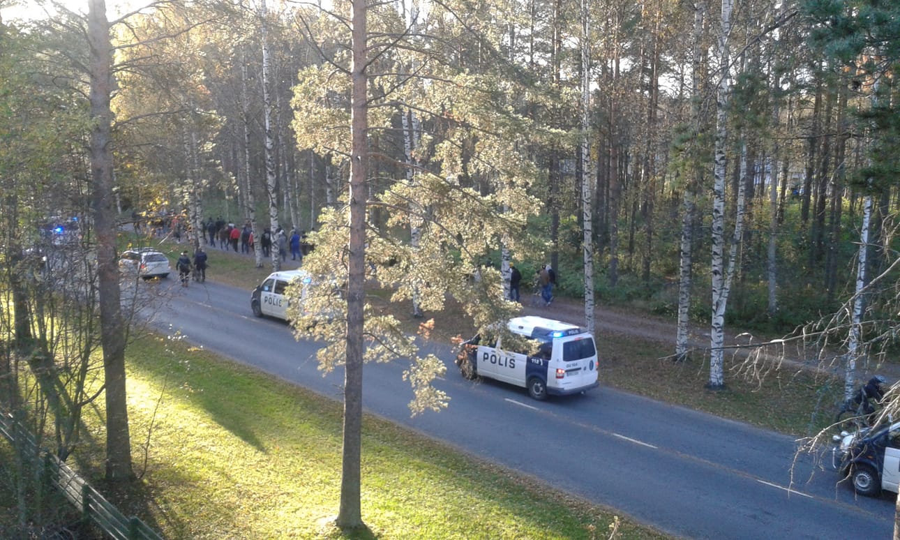 Lukijankuvassa näkyy mielenosoittajien joukko sekä poliisisaattue.