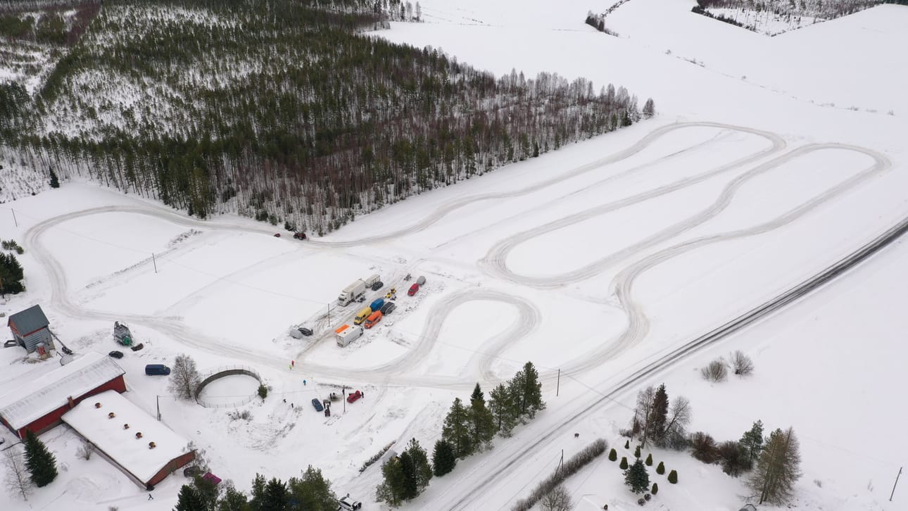 Viime talvena pellolle jäädytetty rata näytti tältä. Tulevan kisan areena on lähes samanlainen.