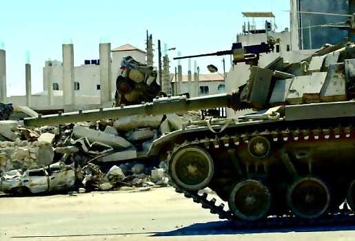 Kiristysote. Israelin armeijan panssarivaunu asemissa Jasser Arafatin päämajan lähellä Ramallahissa maanantaina.
