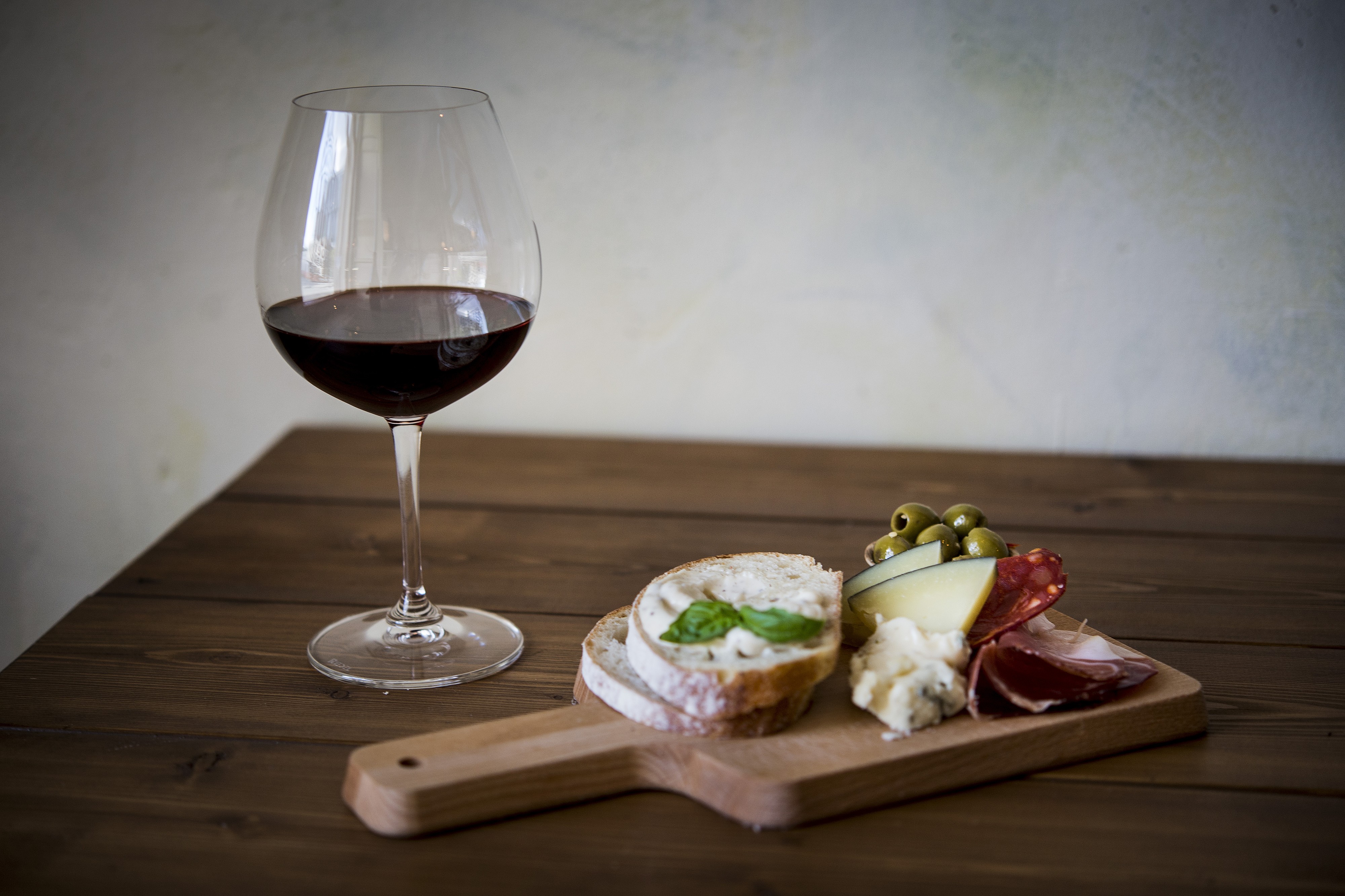 Alkoholijuomat kuvataan mediassa usein tällä tavoin.