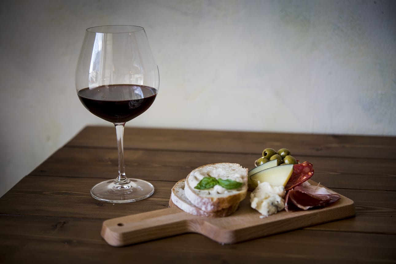 Alkoholijuomat kuvataan mediassa usein tällä tavoin.