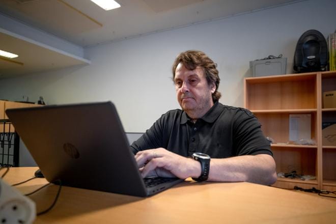 Erkki Nyrhilä joutuu tarjouksia tehdessään tutkimaan tarkoin, mitä tuotteita on ylipäätään mahdollista saada. Hinnatkin ovat nousseet heikon saatavuuden seurauksena. KUVA: ELENA MIKKILÄ